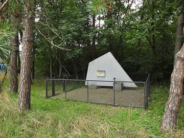 Las Wełecki: pomnik upamiętniający ofiary niemieckich egzekucji wykonywanych na Polakach w latach 1939 - 1945.