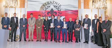 Laureaci VI edycji nagrody Strażnik Pamięci wraz z organizatorami