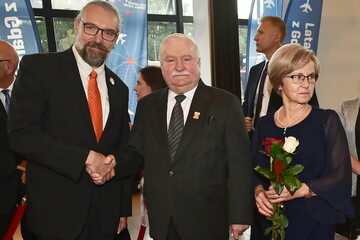Lech Wałęsa (C) z żoną Danutą (P) i były przewodniczący Komitetu Obrony Demokracji Mateusz Kijowski (2L)