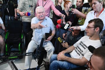 Lech Wałęsa podczas spotkania z protestującymi w Sejmie niepełnosprawnymi