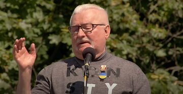 Lech Wałęsa przemawia na marszu opozycji 4 czerwca