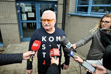 Lech Wałęsa w koszulce z napisem "konstytucja"