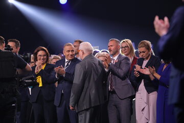 Lech Wałęsa w otoczeniu polityków PO na konwencji Koalicji Obywatelskiej