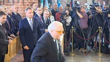 Lech Wałęsa wychodzi z kościoła przed przemówieniem Andrzeja Dudy