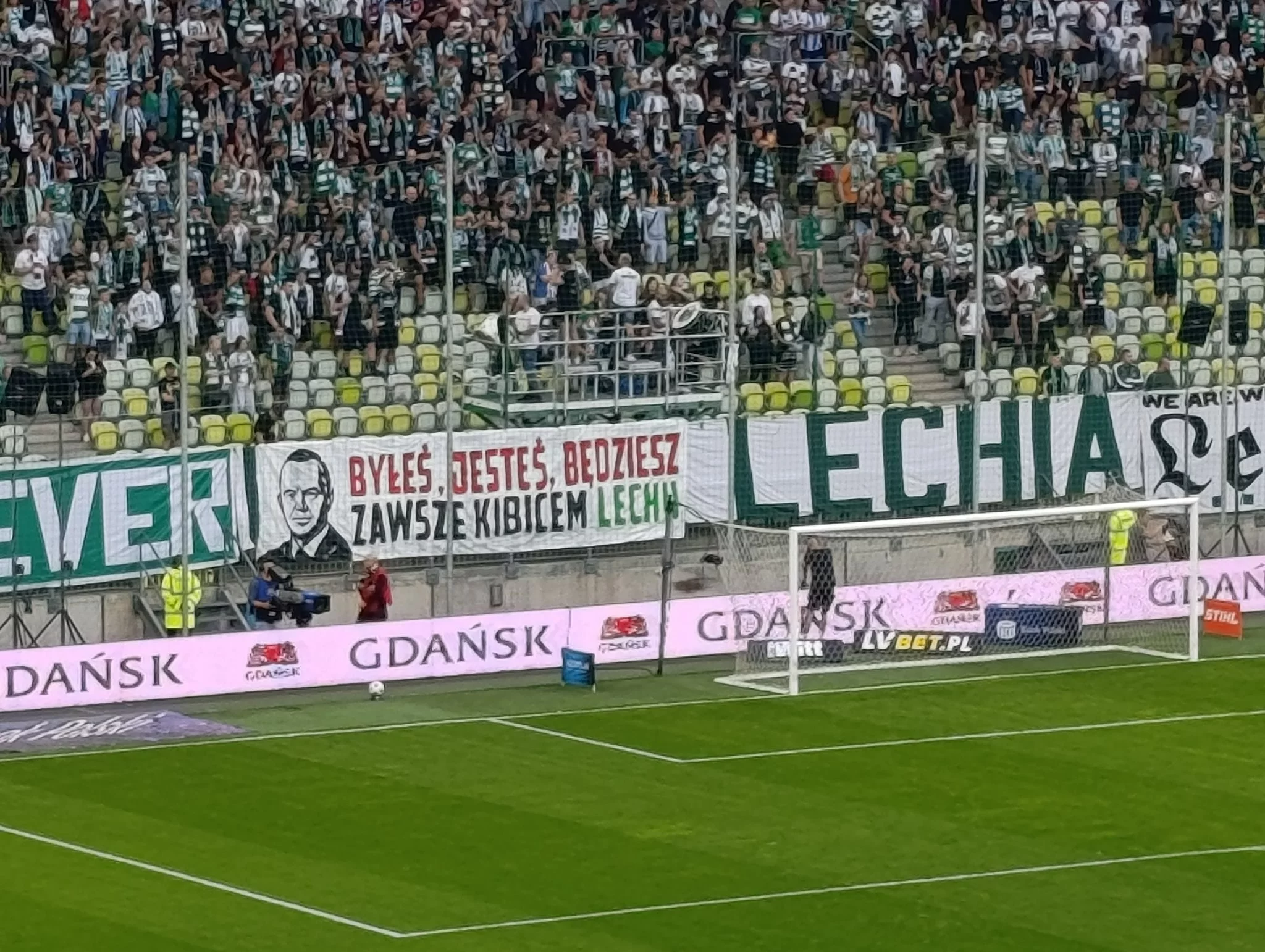 Transparent z Karolem Nawrockim na meczu Lechii Gdańsk