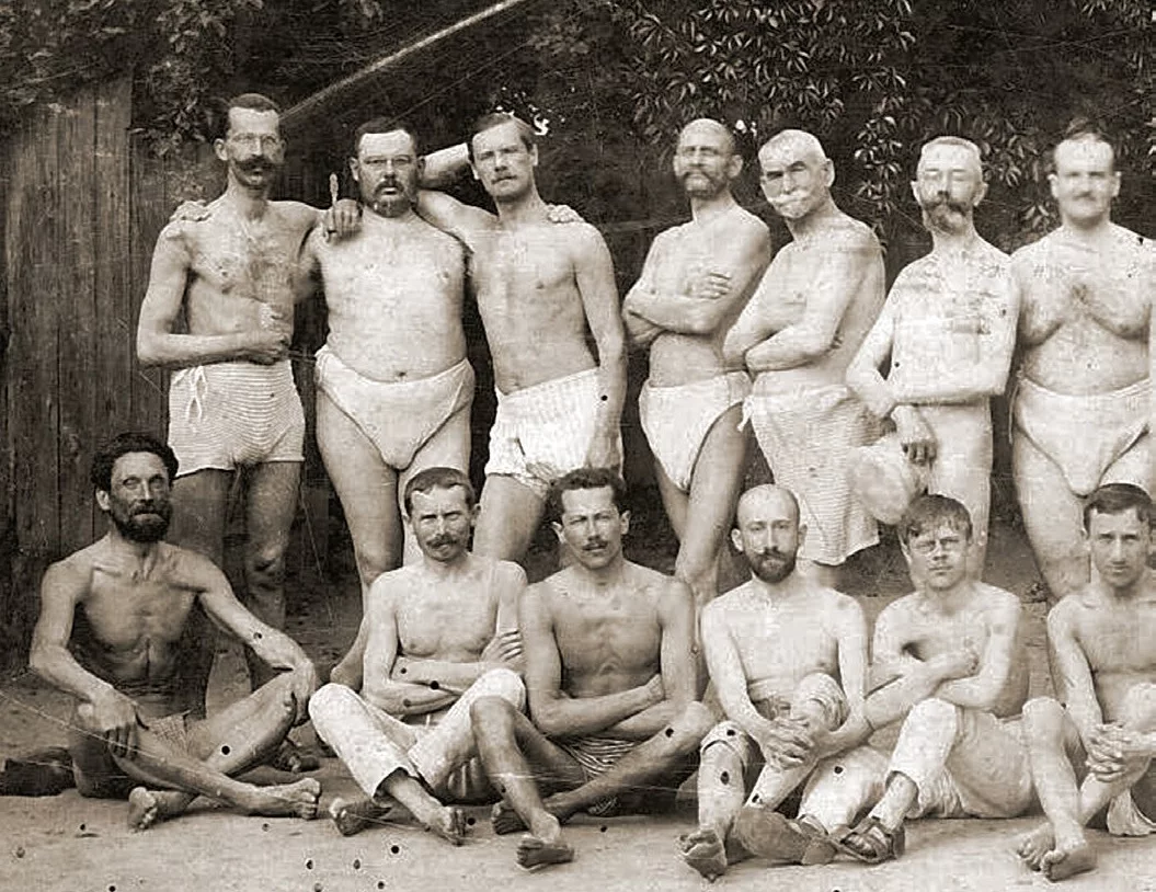 Kuracjusze zakładu doktora Tarnawskiego na boisku kąpielowym.