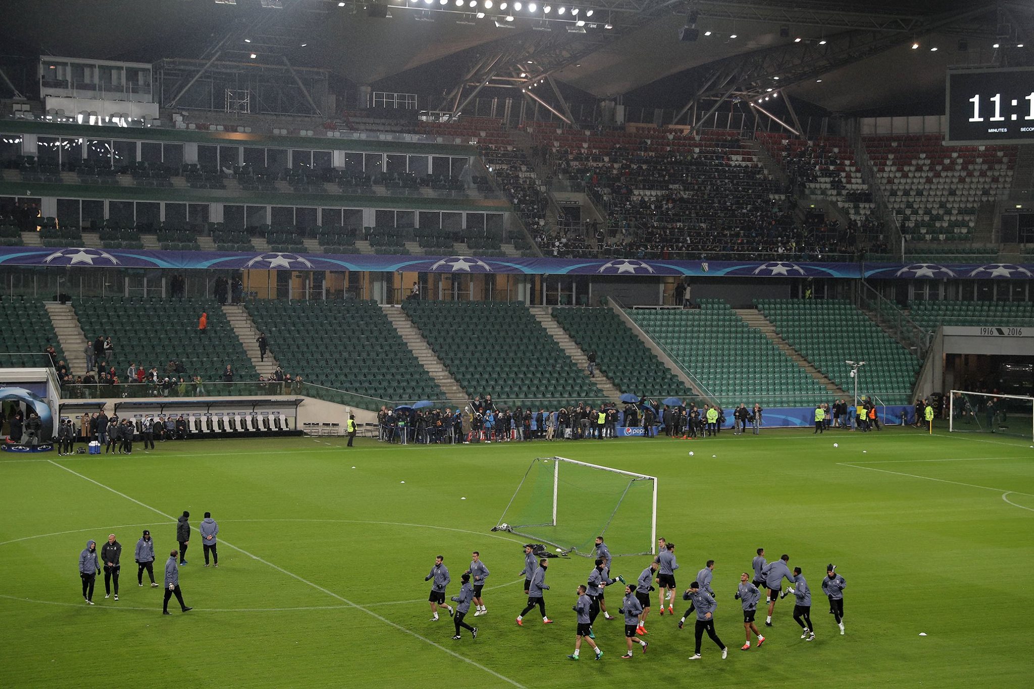 Drużyna Realu Madryt podczas oficjalnego treningu na stadionie Legii