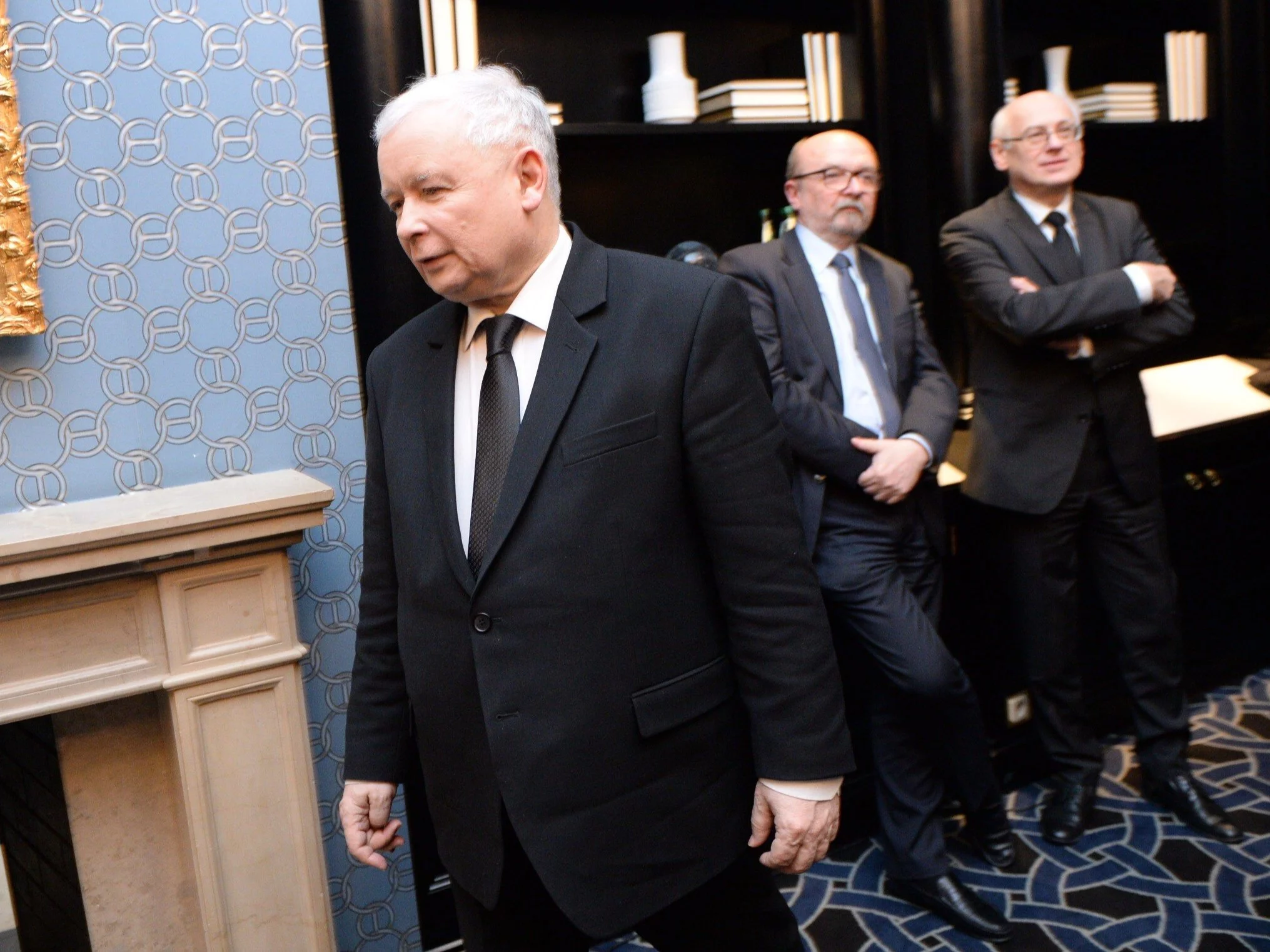 Prezes Prawa i Sprawiedliwości Jarosław Kaczyński. W tle europosłowie Ryszard Legutko (2P) i Zdzisław Krasnodębski