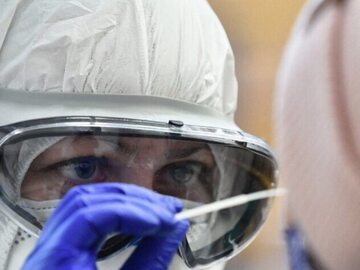 Lekarz podczas wykonywania testów wymazowych na obecność wirusa SARS-CoV-2, zdjęcie ilustracyjne