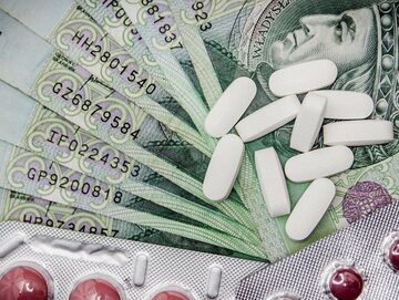 leki, banknoty, zdjęcie ilustracyjne