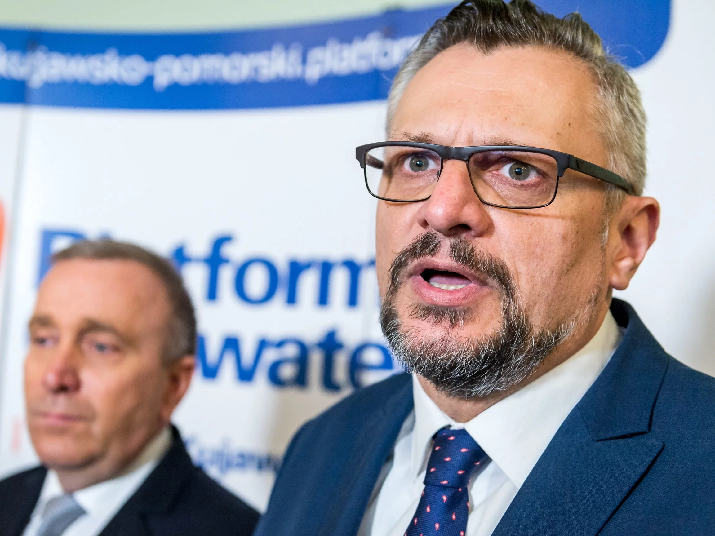 Tomasz Lenz, senator KO. W tle Grzegorz Schetyna