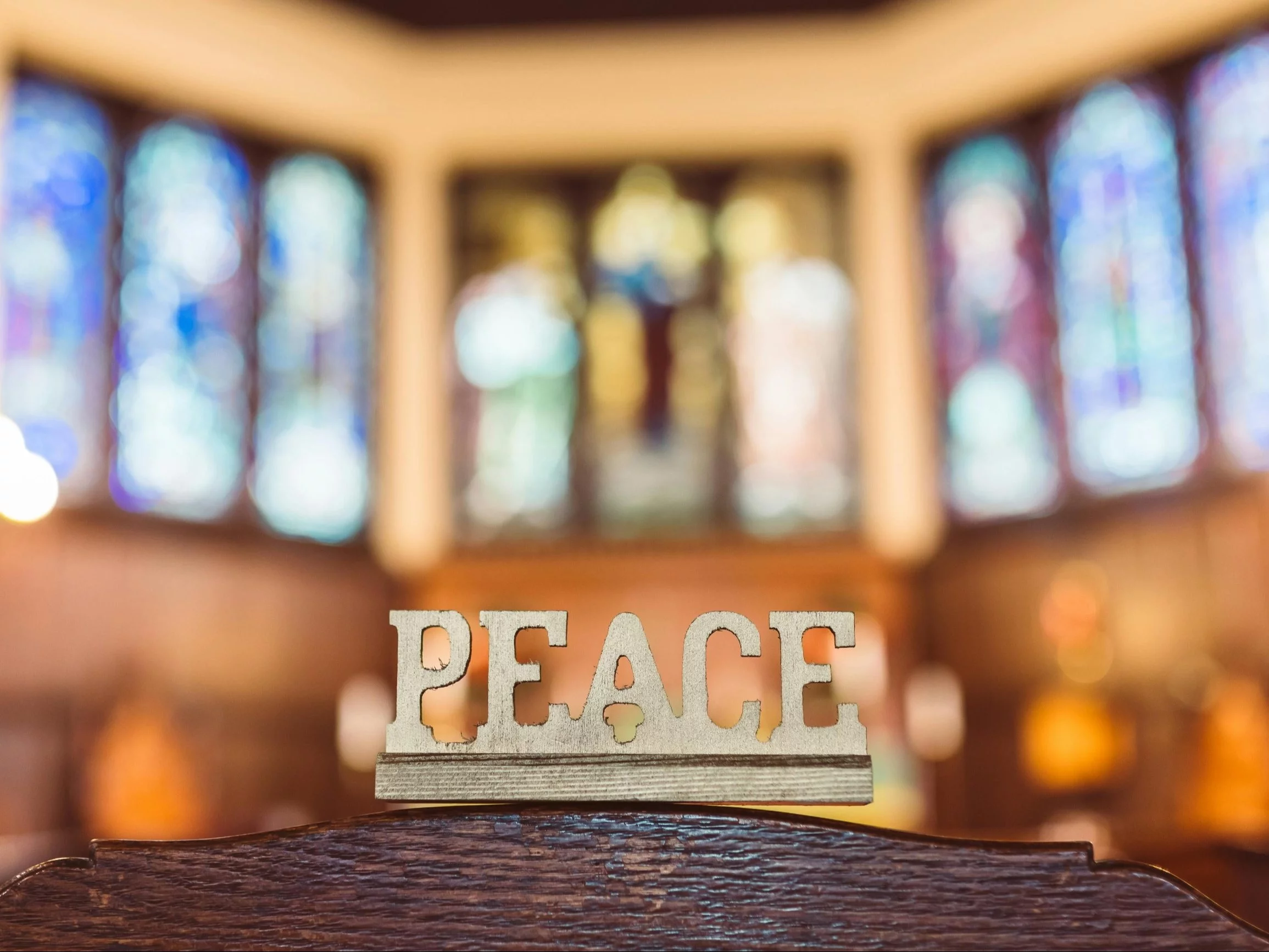 Napis Peace  na tle Kościoła