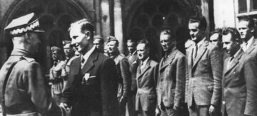 Leonard Zub-Zdanowicz (drugi z prawej) podczas wręczania Virtuti Militari Michałowi Fijałce przez gen. Władysława Sikorskiego