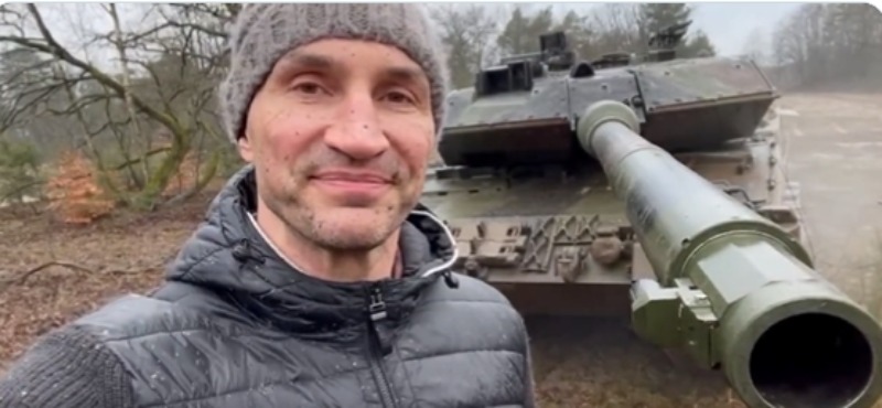 Witalij Kliczko. W tle czołg Leopard 2