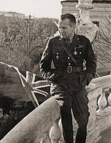 Leopold Okulicki na balkonie budynku dowództwa Armii Polskiej