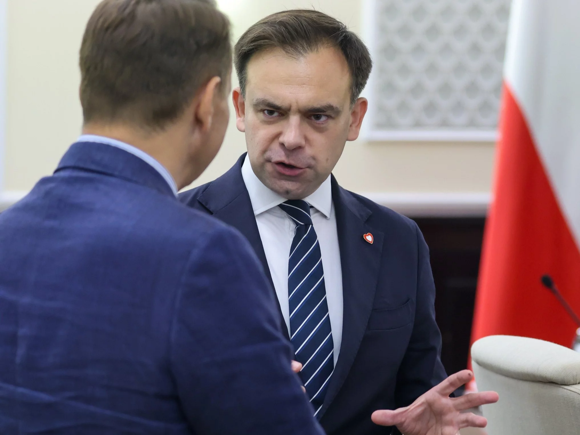 Andrzej Domański i Radosław Sikorski rozmawiają podczas posiedzenia rządu