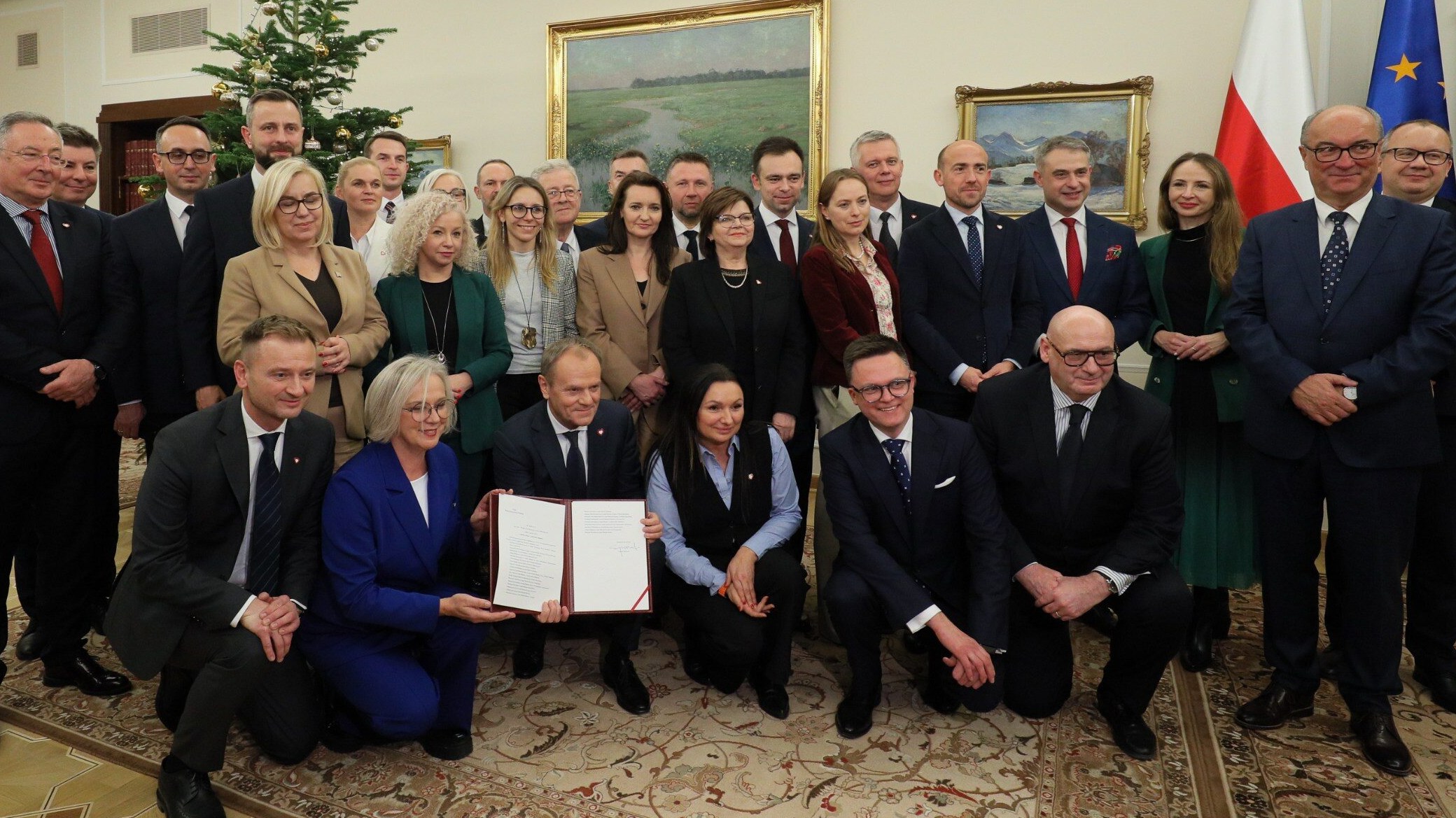 Premier Donald Tusk odebrał uchwałę Sejmu ws. wyboru na urząd Prezesa Rady Ministrów oraz uchwałę Sejmu ws. wyboru w skład Rady Ministrów