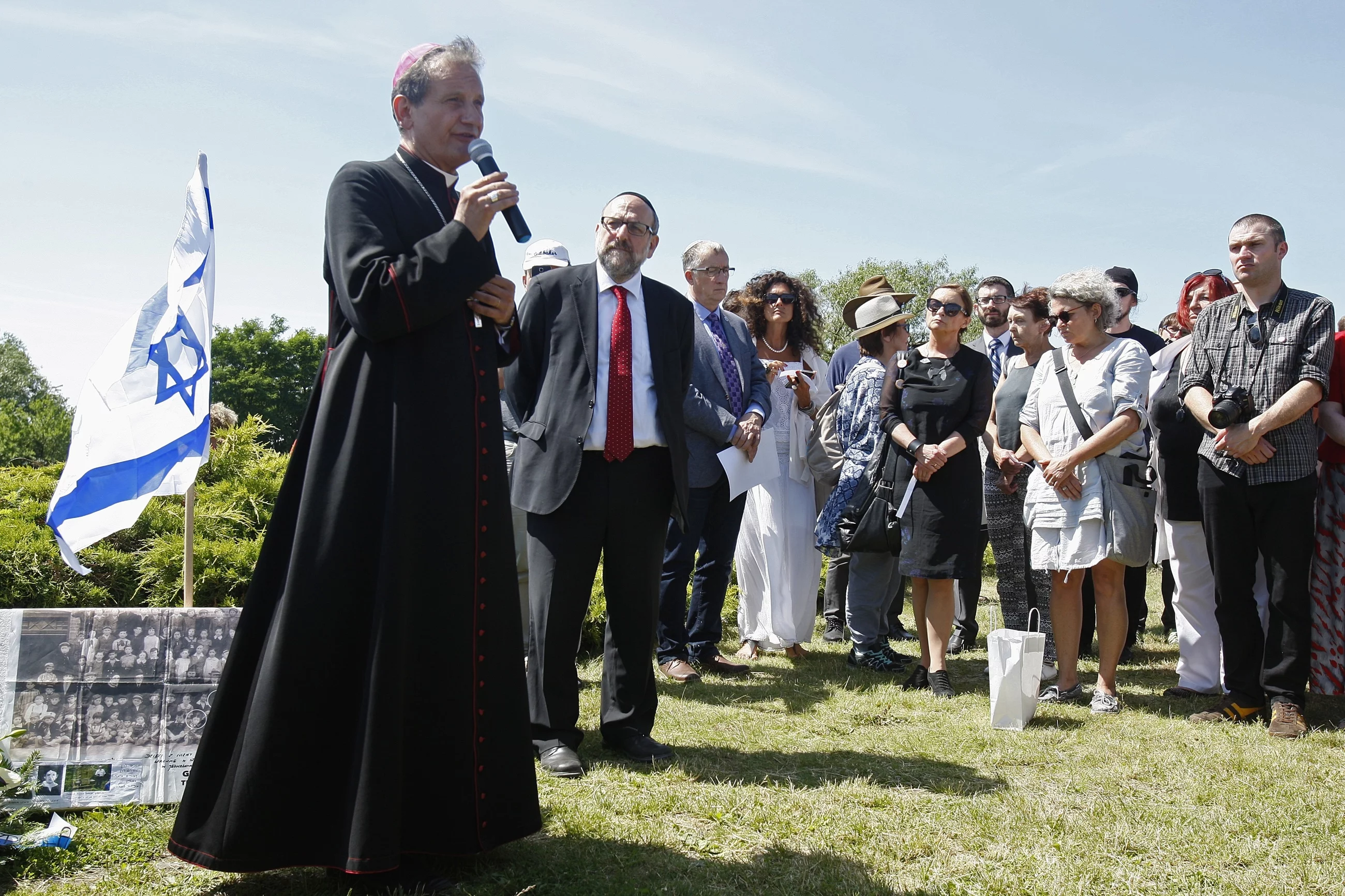 Naczelny rabin Polski Michael Schudrich (2L) i biskup pomocniczy archidiecezji warszawskiej Rafał Markowski (L)