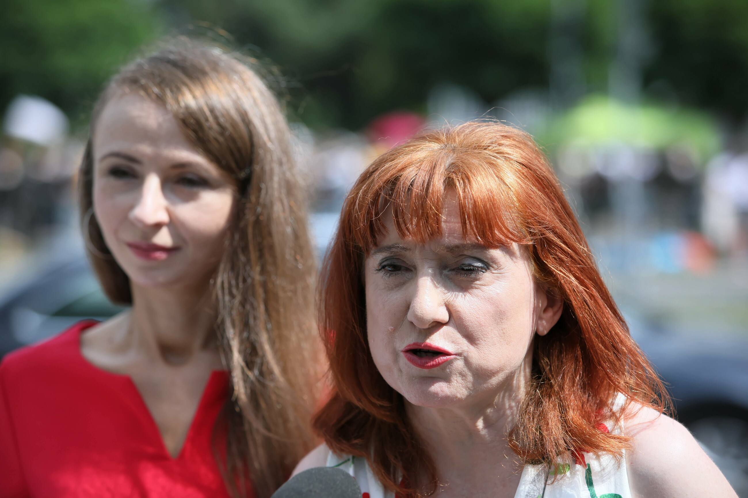 Posłanki Lewicy Agnieszka Dziemianowicz-Bąk (L) i Małgorzata Prokop-Paczkowska (P) podczas konferencji prasowej