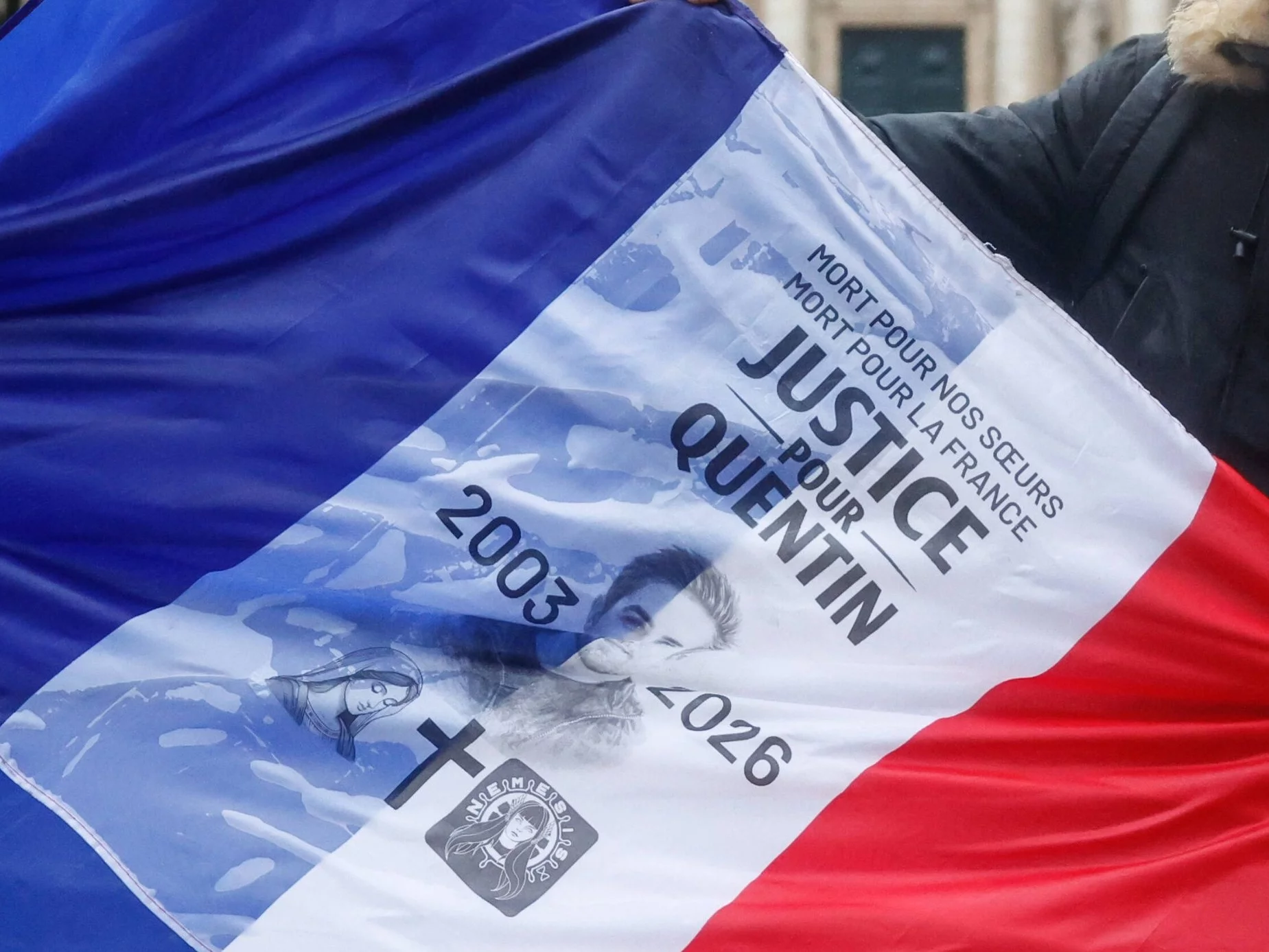 "Sprawiedliwość dla Quentina" wywieszona podczas wiecu upamiętniającego 23-letniego studenta zabitego w Lyonie przez lewicowych bojówkarzy