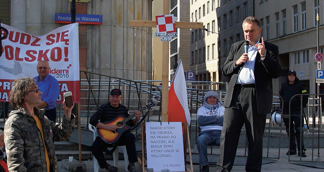 Tomasz Sakiewicz na pikiecie Solidarnych 2010 przed siedzibą TVP w 2012 r.