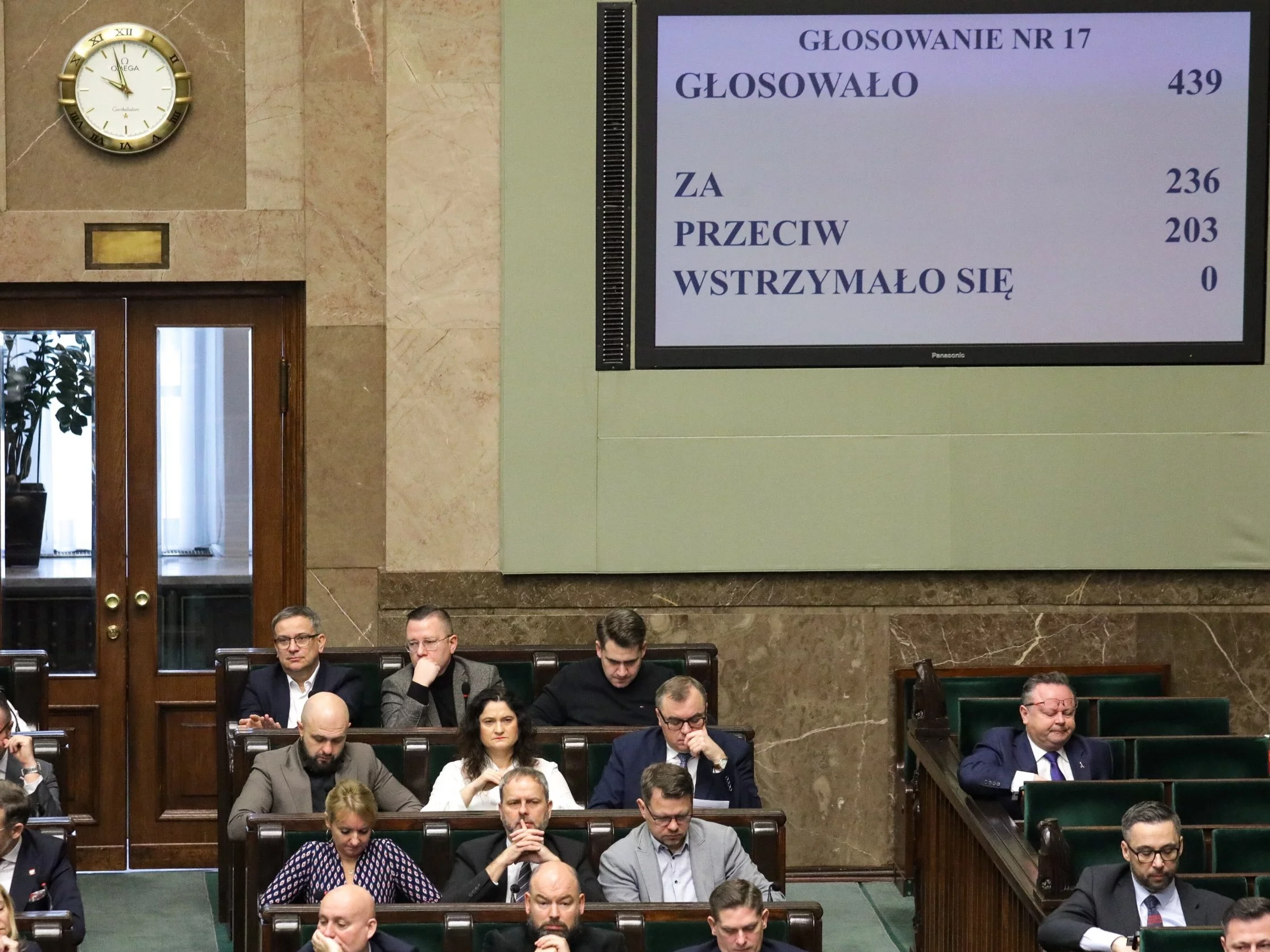 Posłowie na sali obrad Sejmu w Warszawie