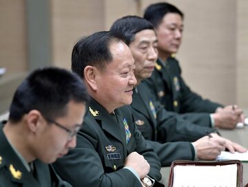 Li Shangfu (drugi z prawej), minister obrony Chin