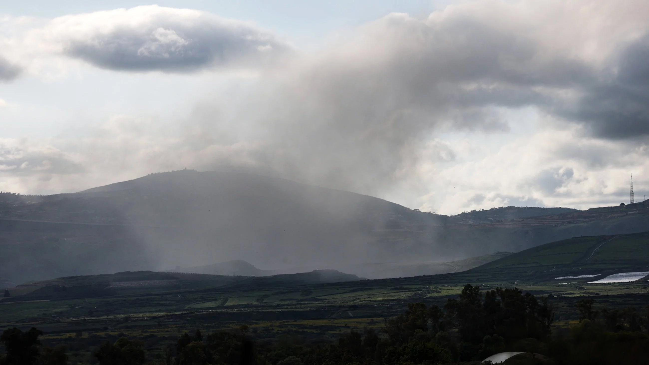 Dym po uderzeniu pocisku wystrzelonego przez Hezbollah w Górnej Galilei, w północnym Izraelu, 24 marca 2026 roku