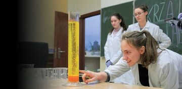 Licealiści z Poznania zaprosili uczniów kilku podstawówek do projektu „Skrzatki na laborce” i pokazywali im efektowne doświadczenia chemiczne