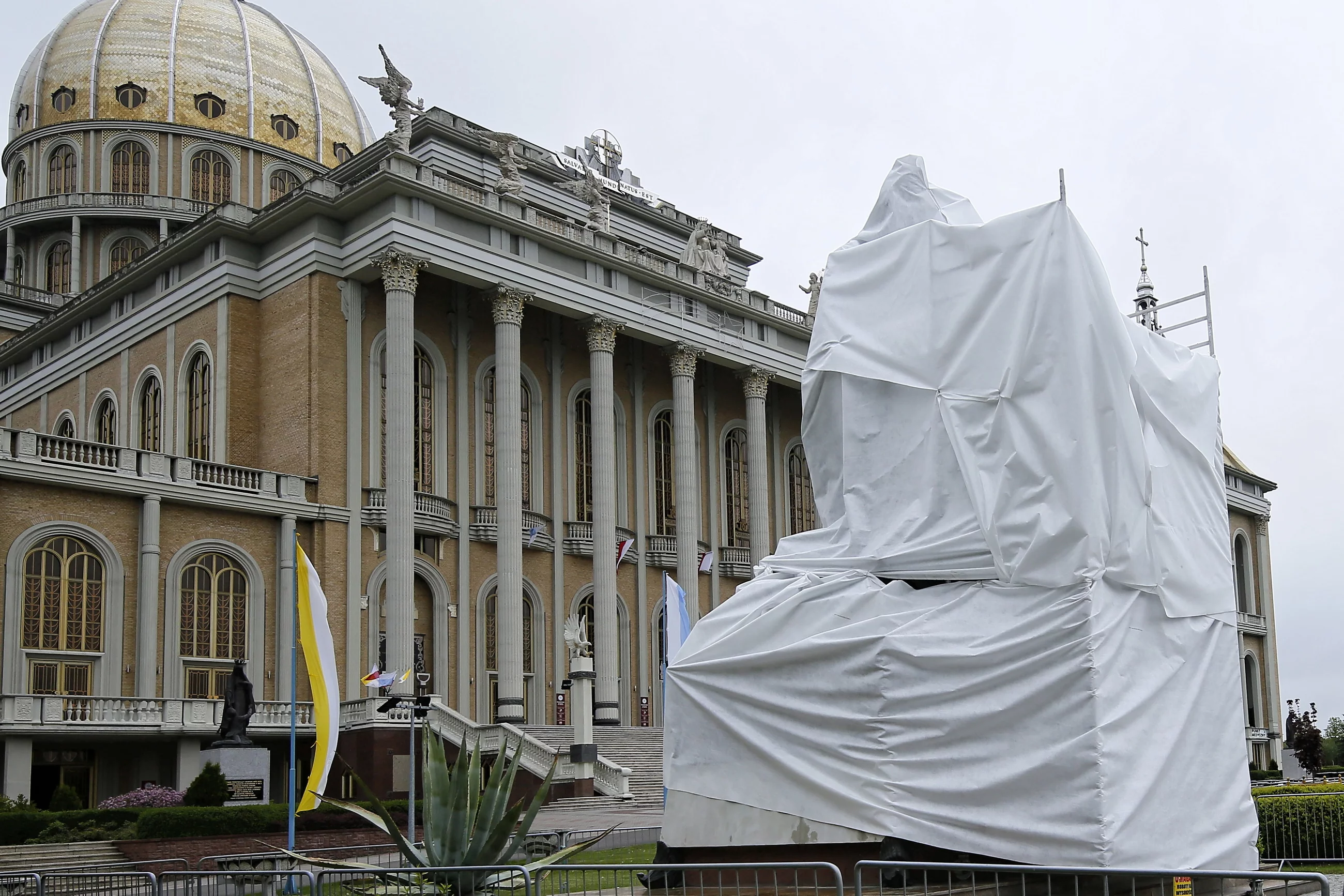 Zasłonięty pomnik ks. Eugeniusza Makulskiego i Jana Pawła II w Licheniu