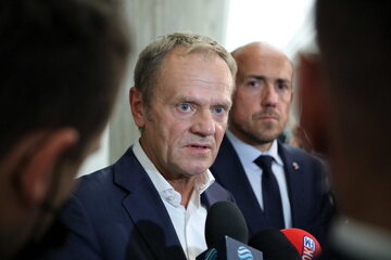Lider Platformy Obywatelskiej Donald Tusk i wiceprzewodniczący PO Borys Budka podczas wypowiedzi dla mediów w Sejmie