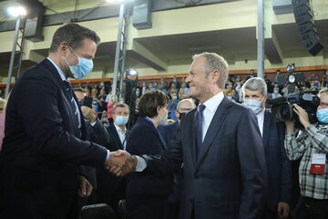 Lider PO Donald Tusk i prezydent Warszawy Rafał Trzaskowski podczas krajowej konwencji partii