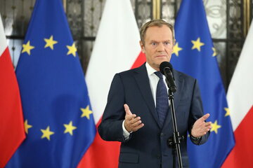 Lider PO Donald Tusk podczas konferencji prasowej w Sejmie w Warszawie