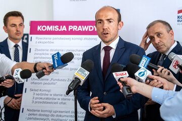 Lider PO Grzegorz Schetyna (P) oraz posłowie Arkadiusz Myrcha (L) i Borys Budka (C) podczas konferencji prasowej w Toruniu