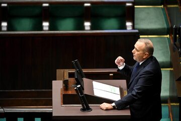 Lider PO Grzegorz Schetyna przemawia w Sejmie. W drugim dniu posiedzenia, Sejm zajmie się wnioskiem PO o konstruktywne wotum nieufności wobec rządu Beaty Szydło.
