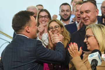 Lider Polski 2050 Szymon Hołownia wraz z działaczami partii