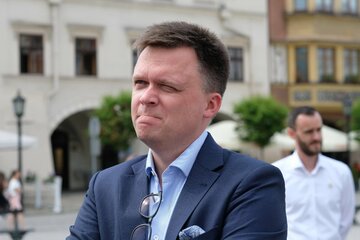 Lider Ruchu Polska 2050 Szymon Hołownia podczas konferencji prasowej