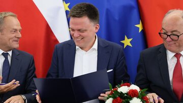 Lider ugrupowania Polska 2050 Szymon Hołownia (C), przewodniczący Platformy Obywatelskiej Donald Tusk (L) i współprzewodniczący Nowej Lewicy Włodzimierz Czarzasty