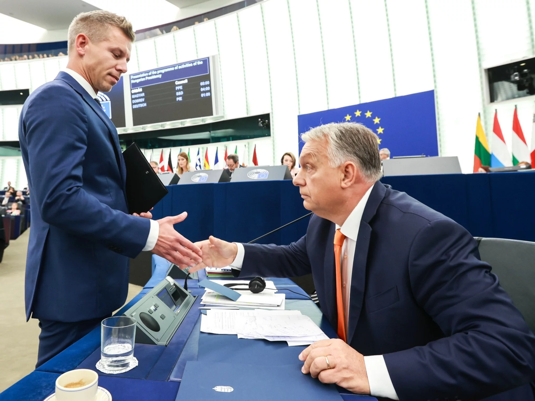 Peter Magyar i Viktor Orban w Parlamencie Europejskim