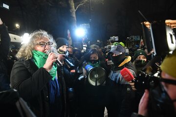 Liderka Strajku Kobiet Marta Lempart (L) podczas demonstracji przeciwko zaostrzeniu prawa aborcyjnego, 27 bm. przed Trybunałem Konstytucyjnym w Warszawie.