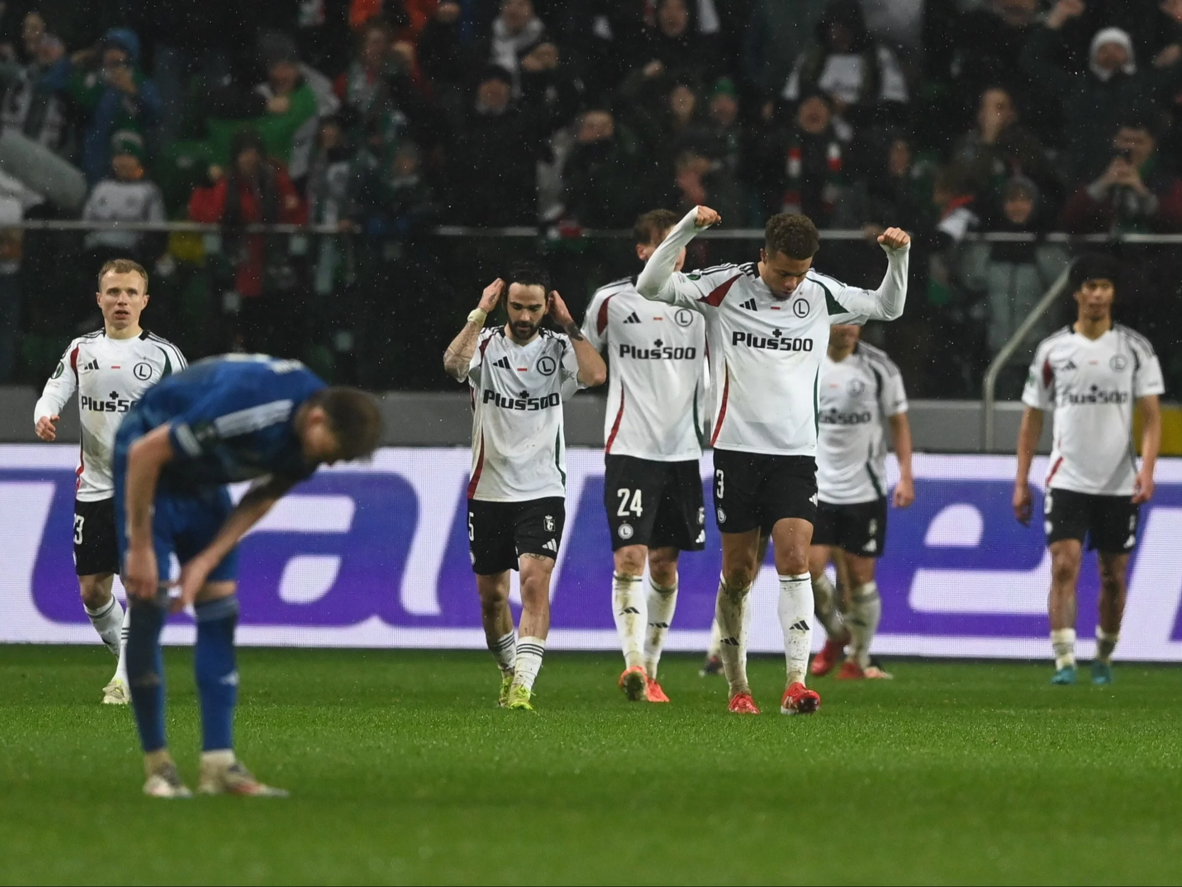 Warszawa, 13.03.2025. Piłkarze Legii Warszawa cieszą się z gola podczas rewanżowego meczu 1/8 finału Ligi Konferencji z Molde FK, 13 bm. (mk) PAP/Piotr Nowak