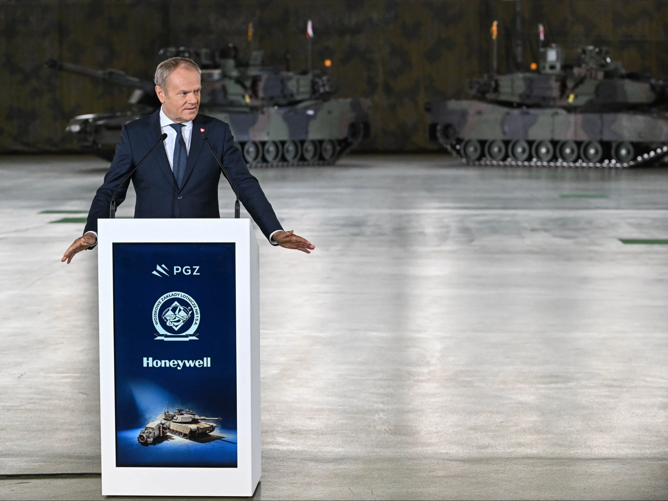 Premier Donald Tusk przemawia na terenie WZL w Dęblinie