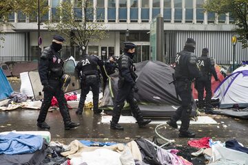 Likwidowanie obozowiska imigrantów w Paryżu