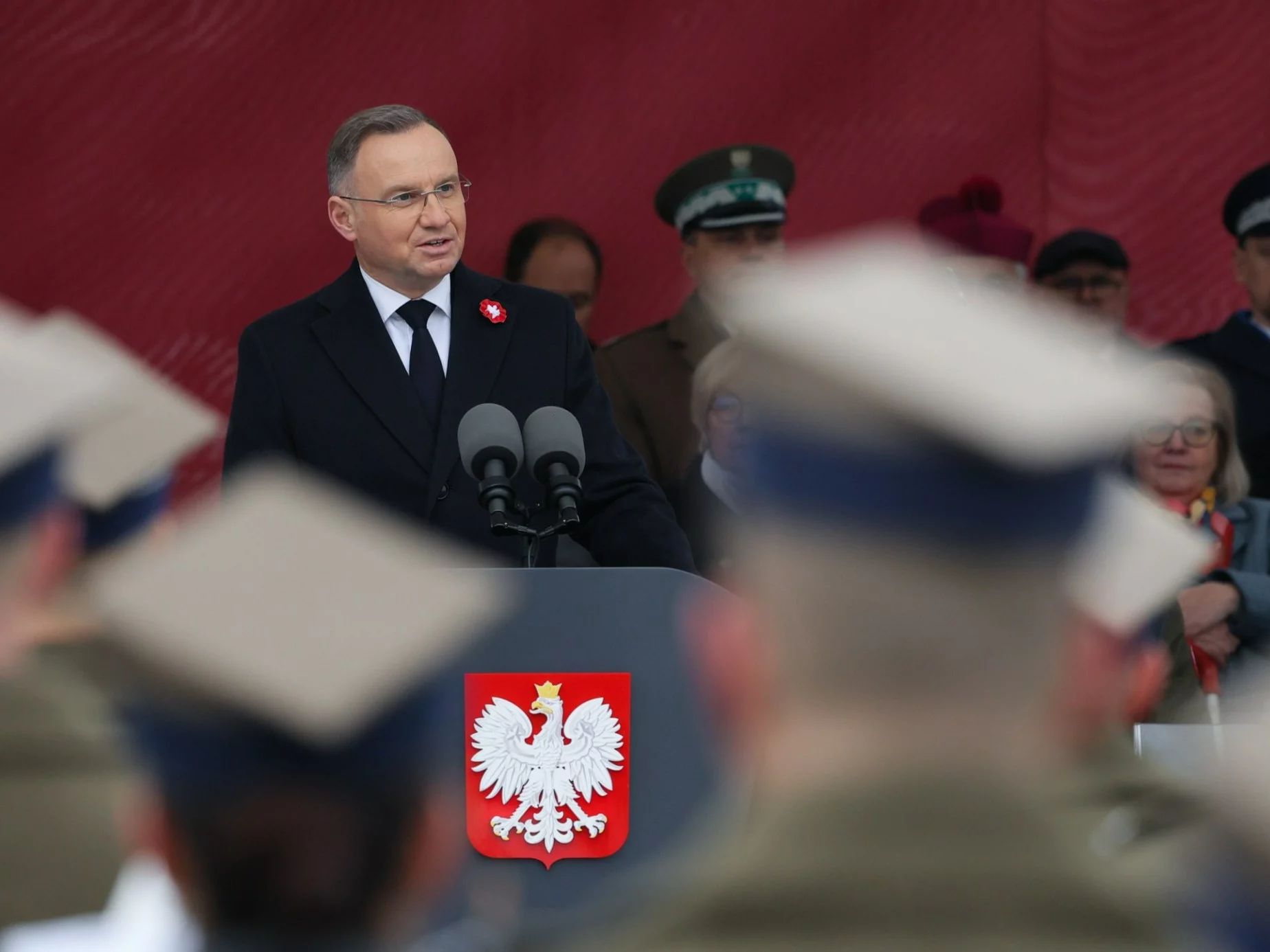 Warszawa, 11.11.2024. Obchody Narodowego Święta Niepodległości. Prezydent RP Andrzej Duda przemawia podczas uroczystej odprawy wart przed Grobem Nieznanego Żołnierza na pl. Piłsudskiego w Warszawie