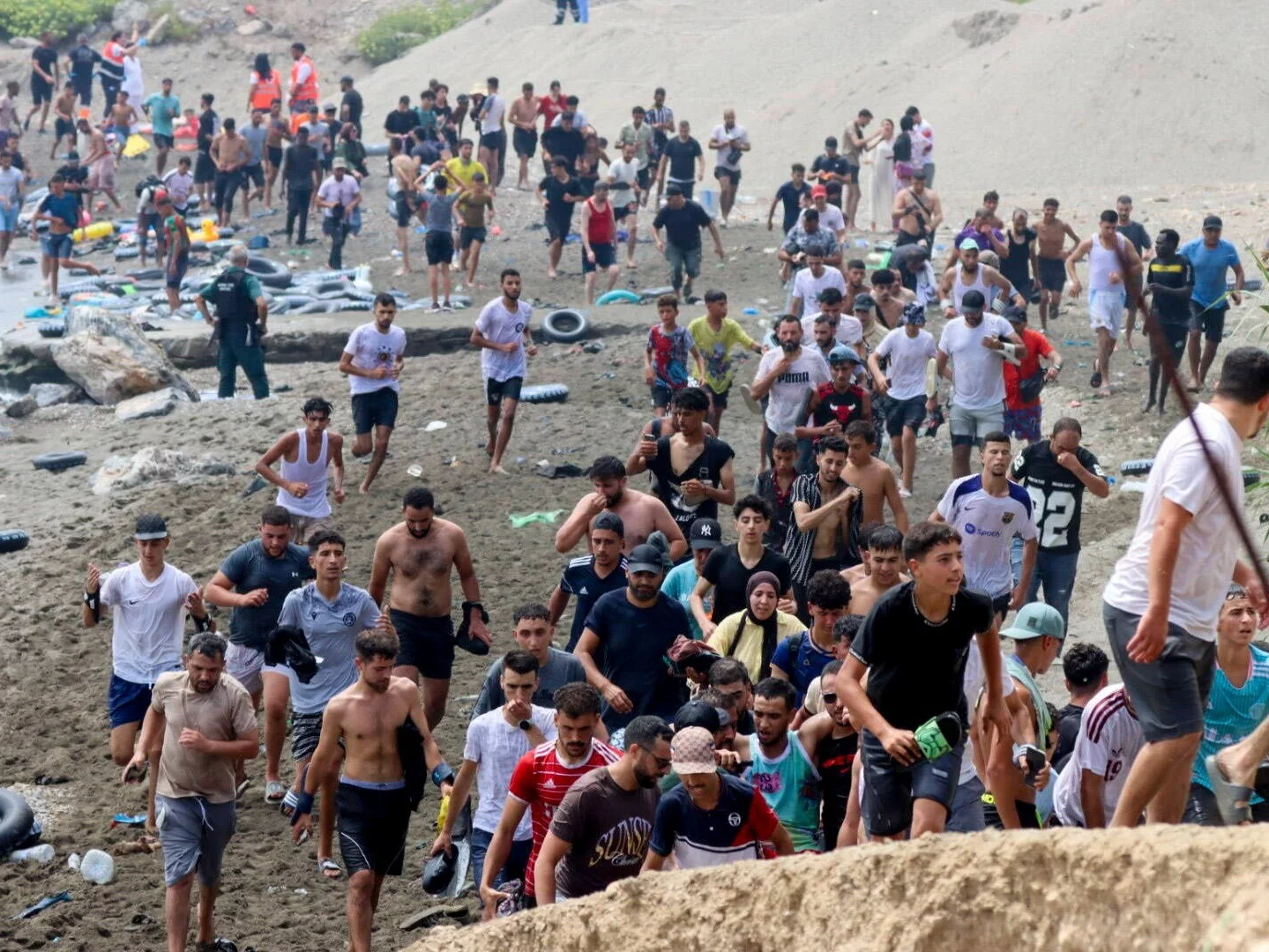 Ceuta. Nielegalni migranci szturmują Hiszpanię