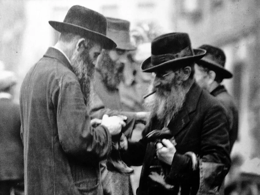 Okładka książki Pawła Lisickiego "Krew na naszych rękach?"