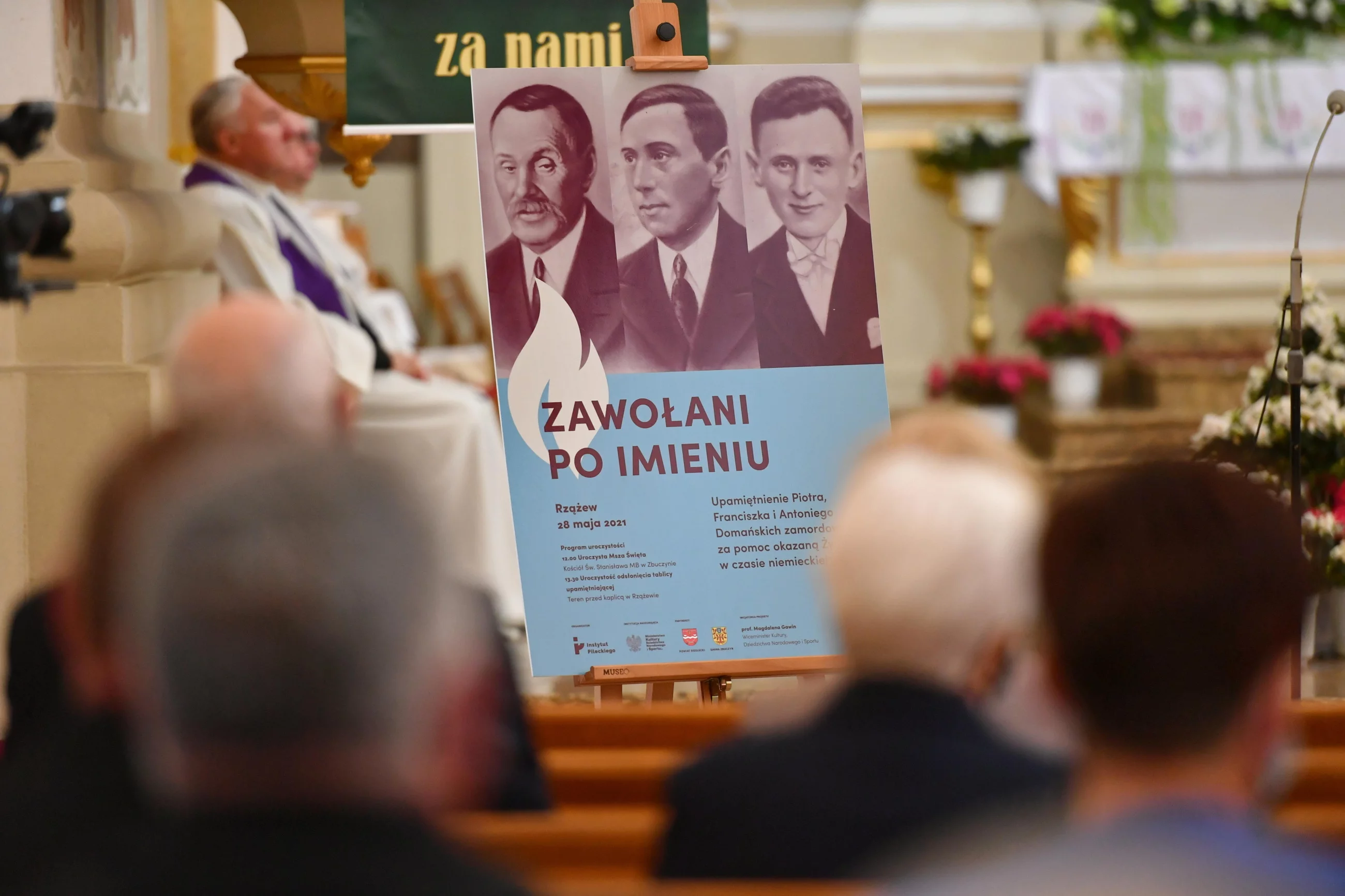 Plakat przedstawiający mieszkańców Rzążewa – Piotra, Franciszka i Antoniego Domańskich, upamiętnionych w ramach akcji "Zawołani po imieniu"