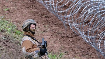 Litewski żołnierz chroniący granicy z Białorusią