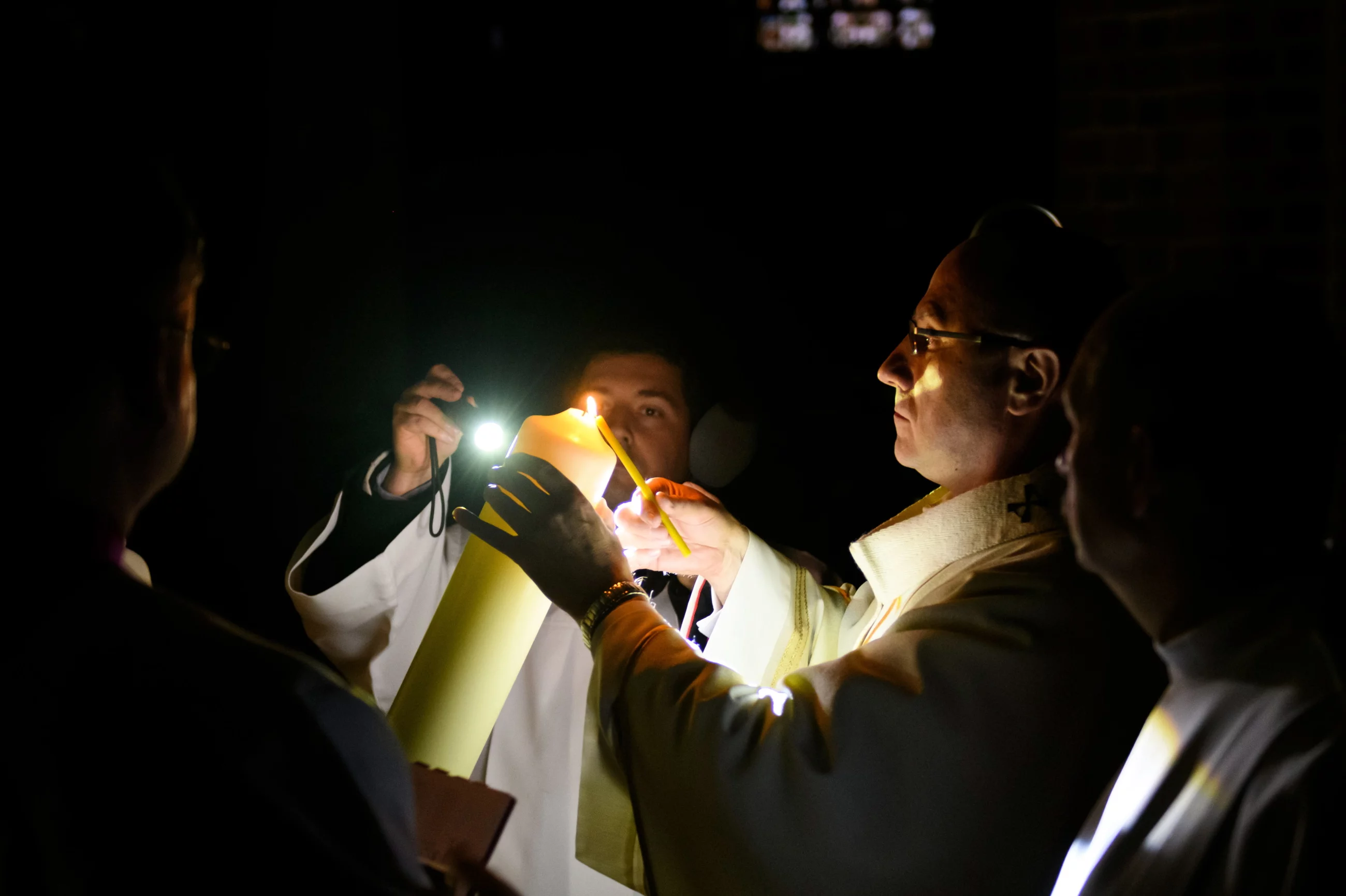 Wielka Sobota. Prymas Polski abp Wojciech Polak (2P) przewodniczy Liturgii Wigilii Paschalnej w Bazylice Prymasowskiej pw. Wniebowzięcia NMP w Gnieźnie.