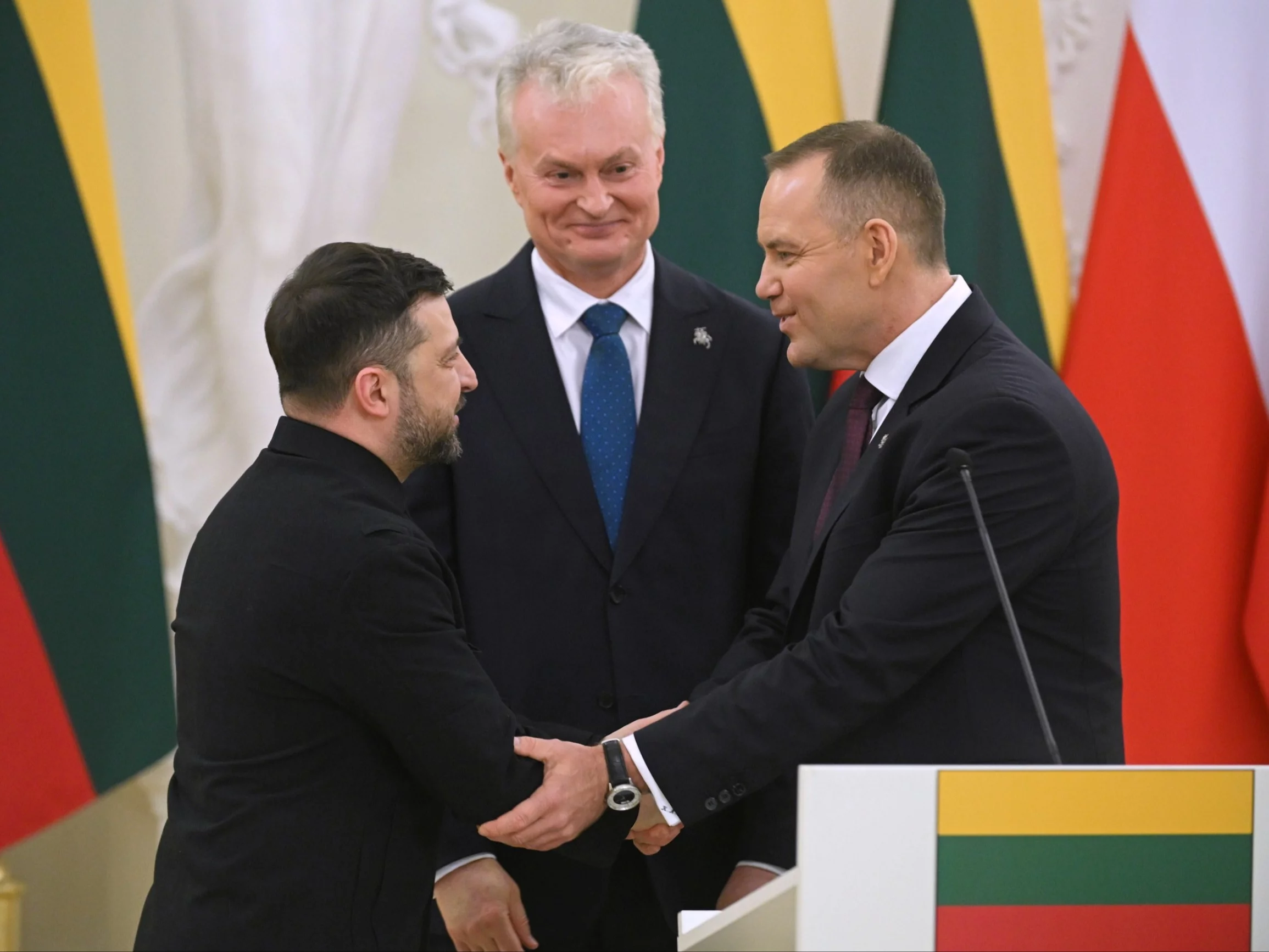 Prezydent RP Karol Nawrocki (P), prezydent Republiki Litewskiej Gitanas Nauseda (C) oraz prezydent Ukrainy Wołodymyr Zełenski (L)